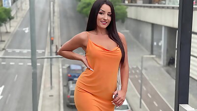 शॉपिंग माल से लड़की को जबरन उठाया और घर ले जाकर पटक के चोदा