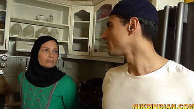 एक अजीब परिवार जिसमें भाई-बहन माँ के सामने खुलेआम चुदाई करते हैं