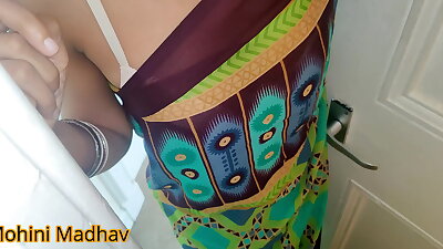 इंडियन देसी मोहिनी अपने मकान के मालिक के साथ चुद गयी हिंदी आवाज के साथ